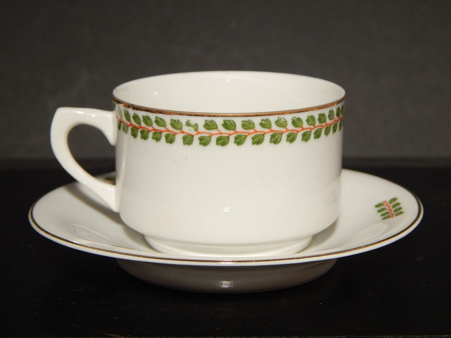 ANTICA TAZZINA CAFFÈ PORCELLANA BIANCA GHIRLANDE PICCOLE FOGLIE VERDI #1232