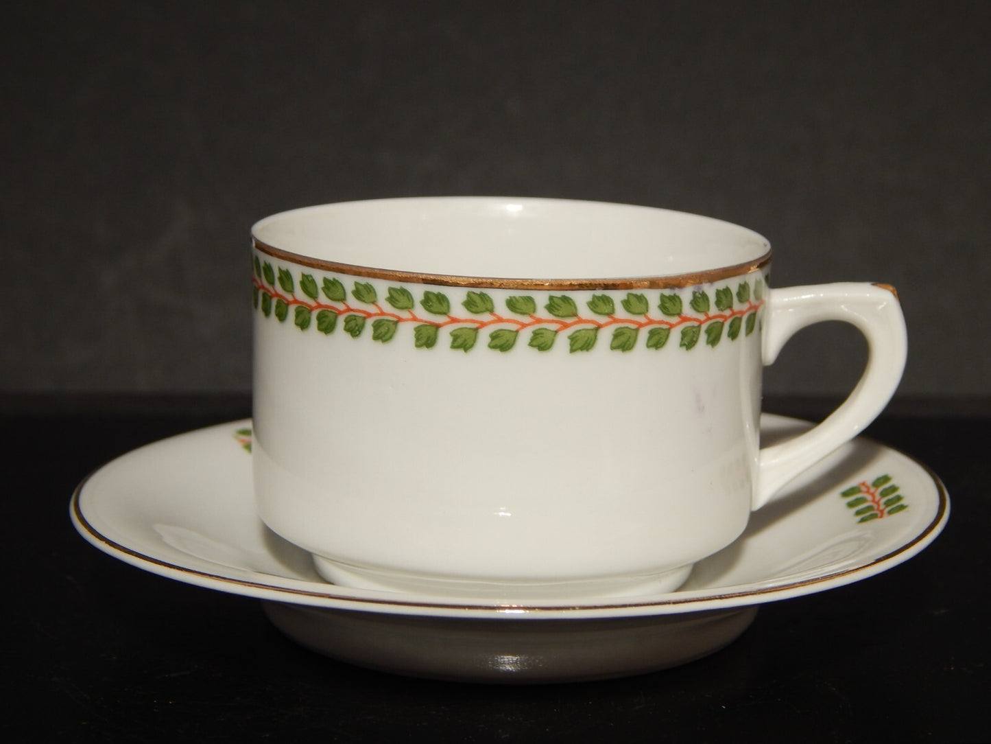 ANTICA TAZZINA CAFFÈ PORCELLANA BIANCA GHIRLANDE PICCOLE FOGLIE VERDI #1232