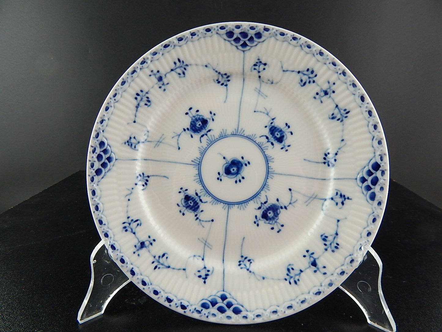 ROYAL COPENHAGEN PORCELLANA BLUE FLUTED HALF LACE PIATTO PIANO 620