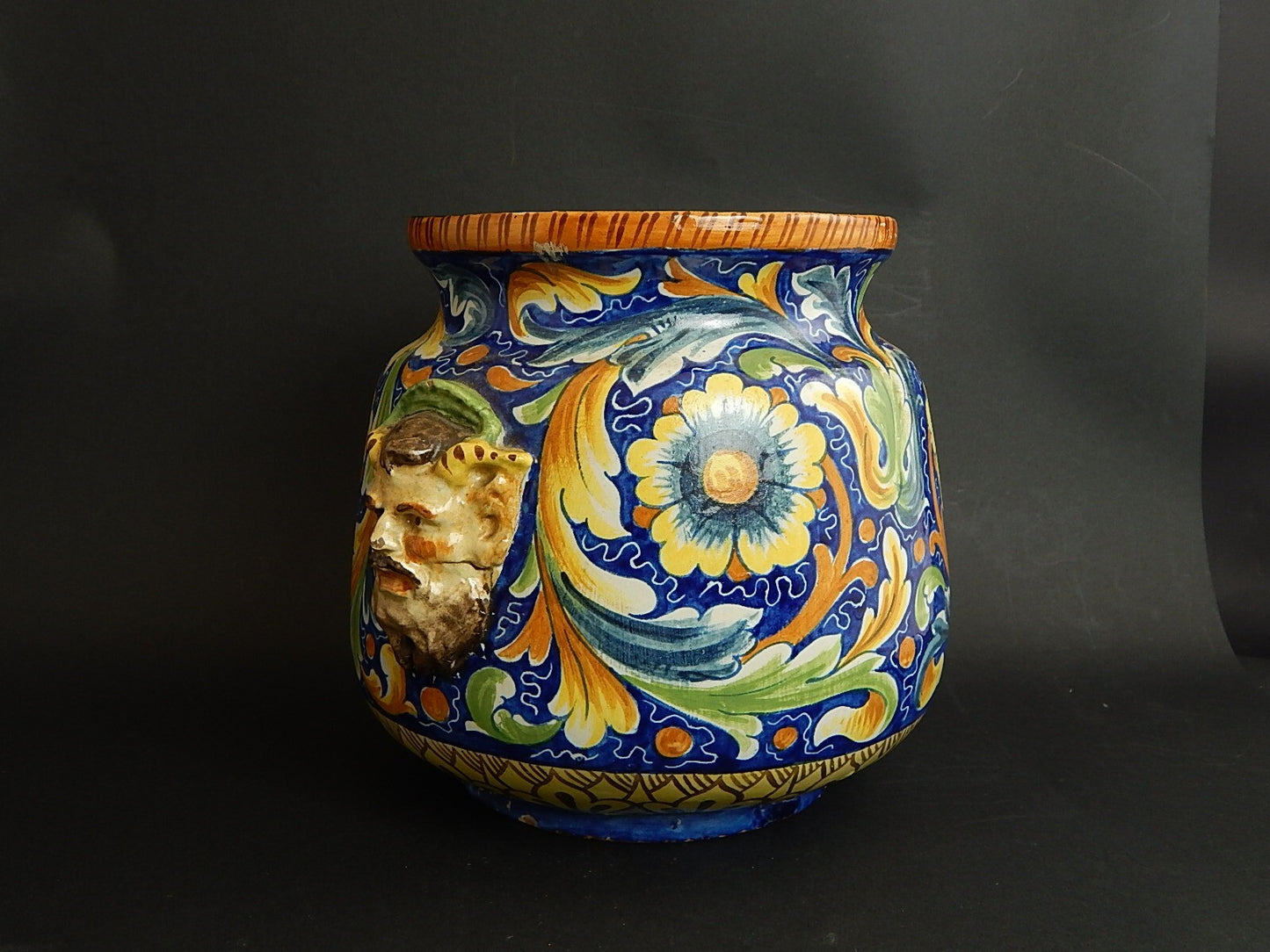 ANTICO VASO CACHE POT FIORIERA CON MASCHERONI CERAMICA CALTAGIRONE PRIMO 900