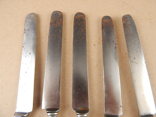 ANTICHE POSATE SET 5 COLTELLI LAME ACCIAIO FUSO MANICI ARGENTATI FINE 800