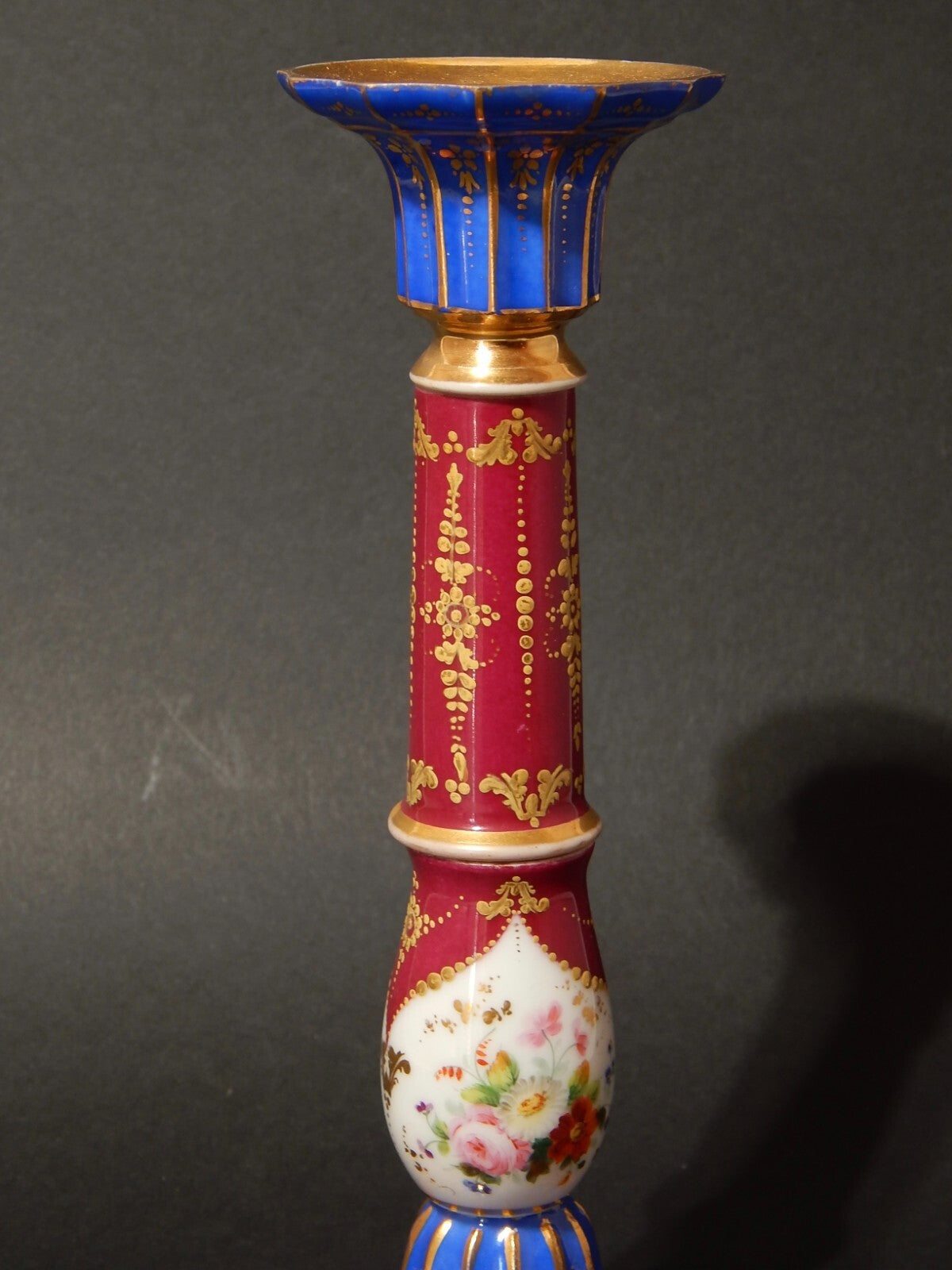 PREZIOSO ANTICO CANDELIERE PORCELLANA DECORO IN POLICROMA E ORO ZECCHINO