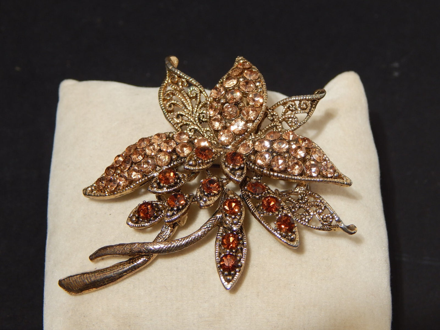 VINTAGE BIJOUX ELEGANTE SPILLA A FIORE CON CRISTALLI META' 900