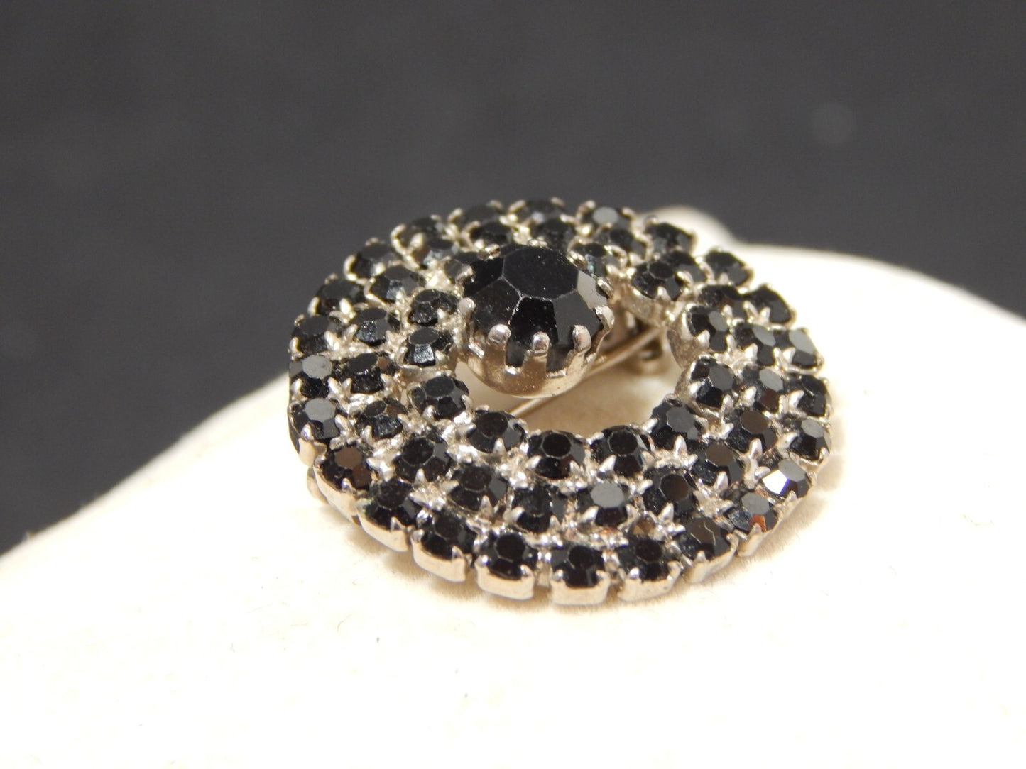 VINTAGE BIJOUX SPILLA ARGENTATA CON PIETRE NERE ANNI '70