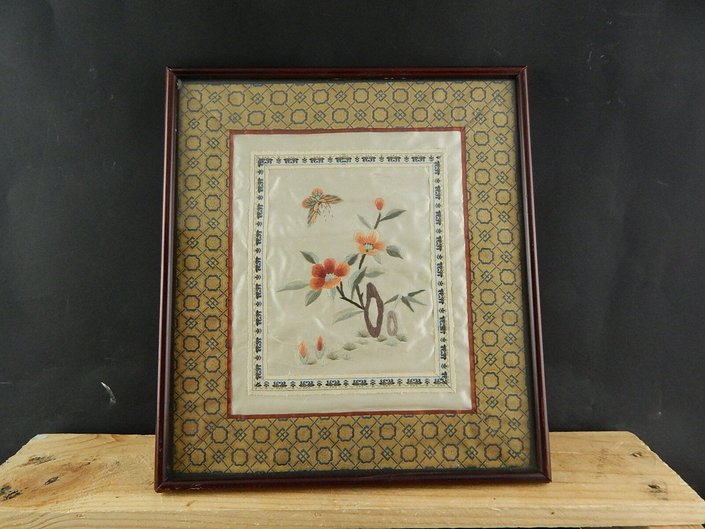 ANTIQUARIATO ORIENTALE ANTICO QUADRO CON PANNELLO CINESE IN SETA RICAMATO