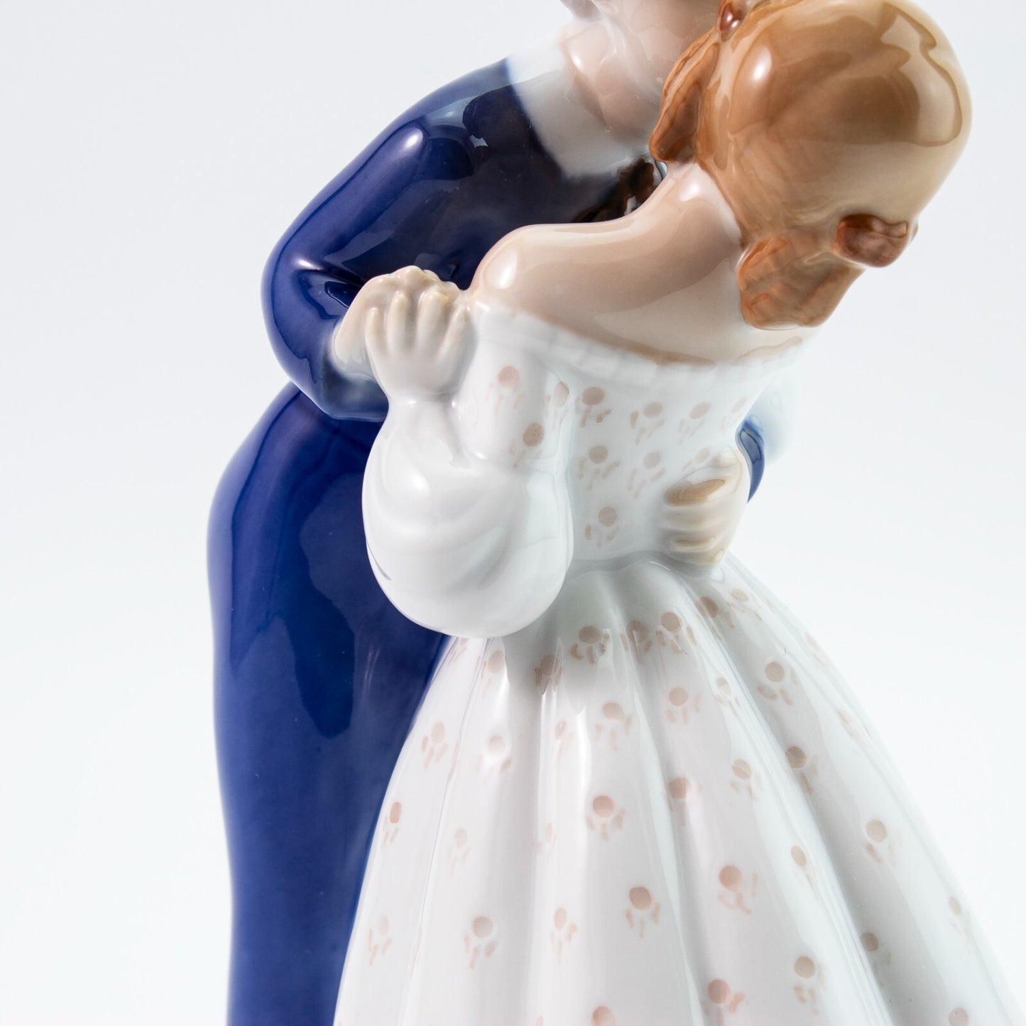 STATUINA PORCELLANA ROYAL COPENHAGEN BING&GRONDAHL "Primo Bacio" CM 19x13x8 2162