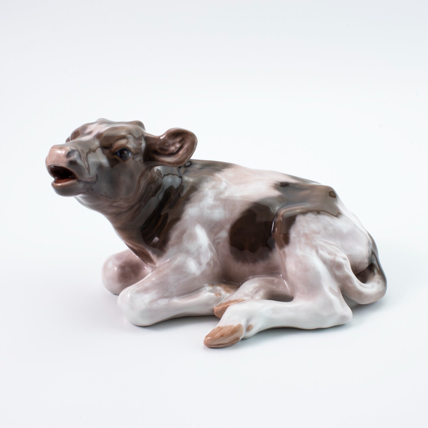 STATUINA PORCELLANA ROYAL COPENHAGEN "Vitello Sdraiato" COD 1072 CM 10x17x11