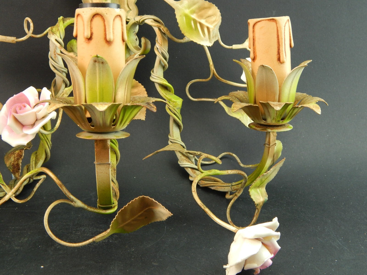 APPLIQUE A TRE FUOCHI ANTICA LIBERTY FERRO BATTUTO E ROSE CERAMICA POLICROME