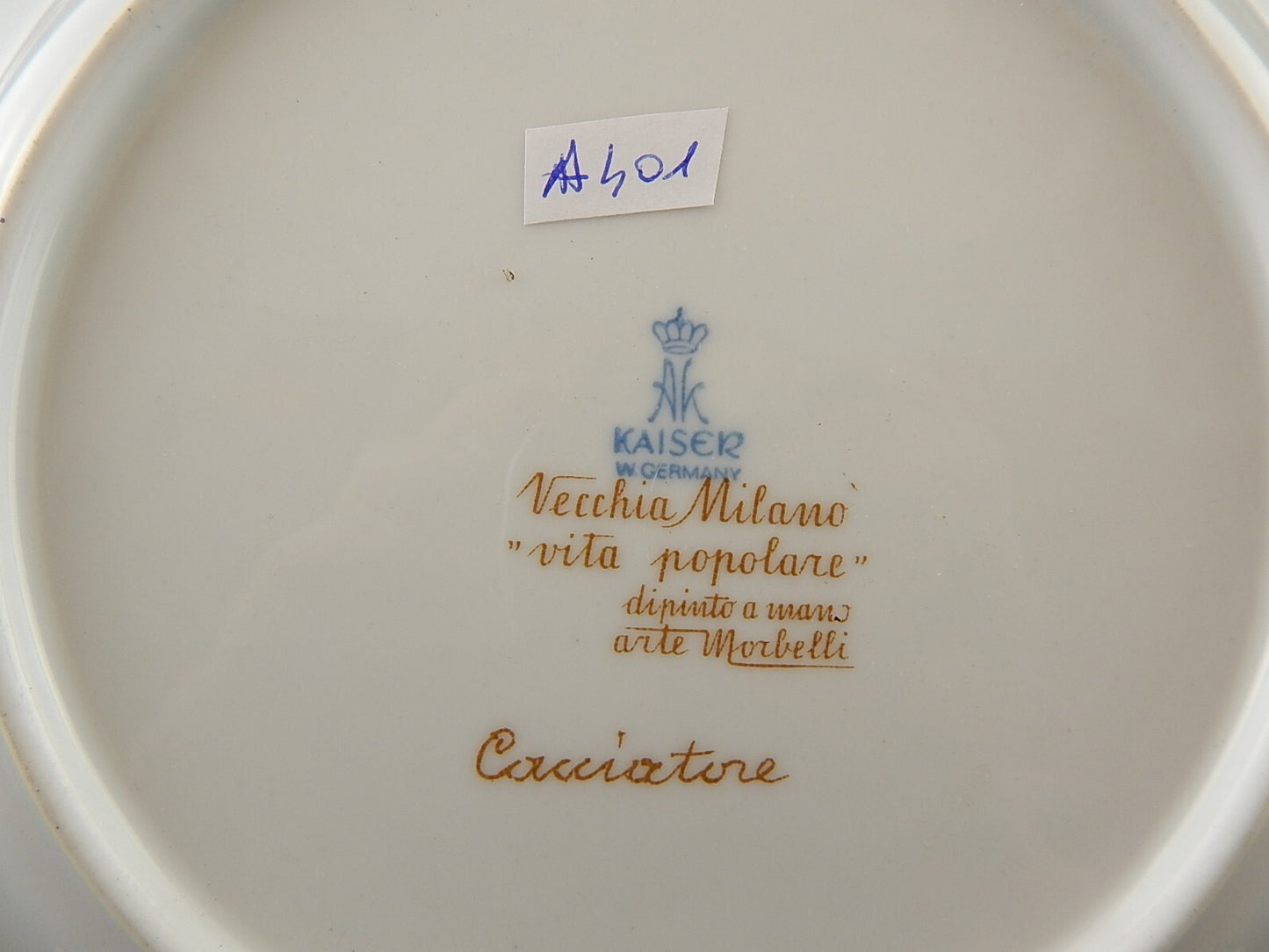 PIATTO PORCELLANA DIPINTO ARTE MORBELLI VECCHIO MILANO VITA POPOLARE CACCIATORE