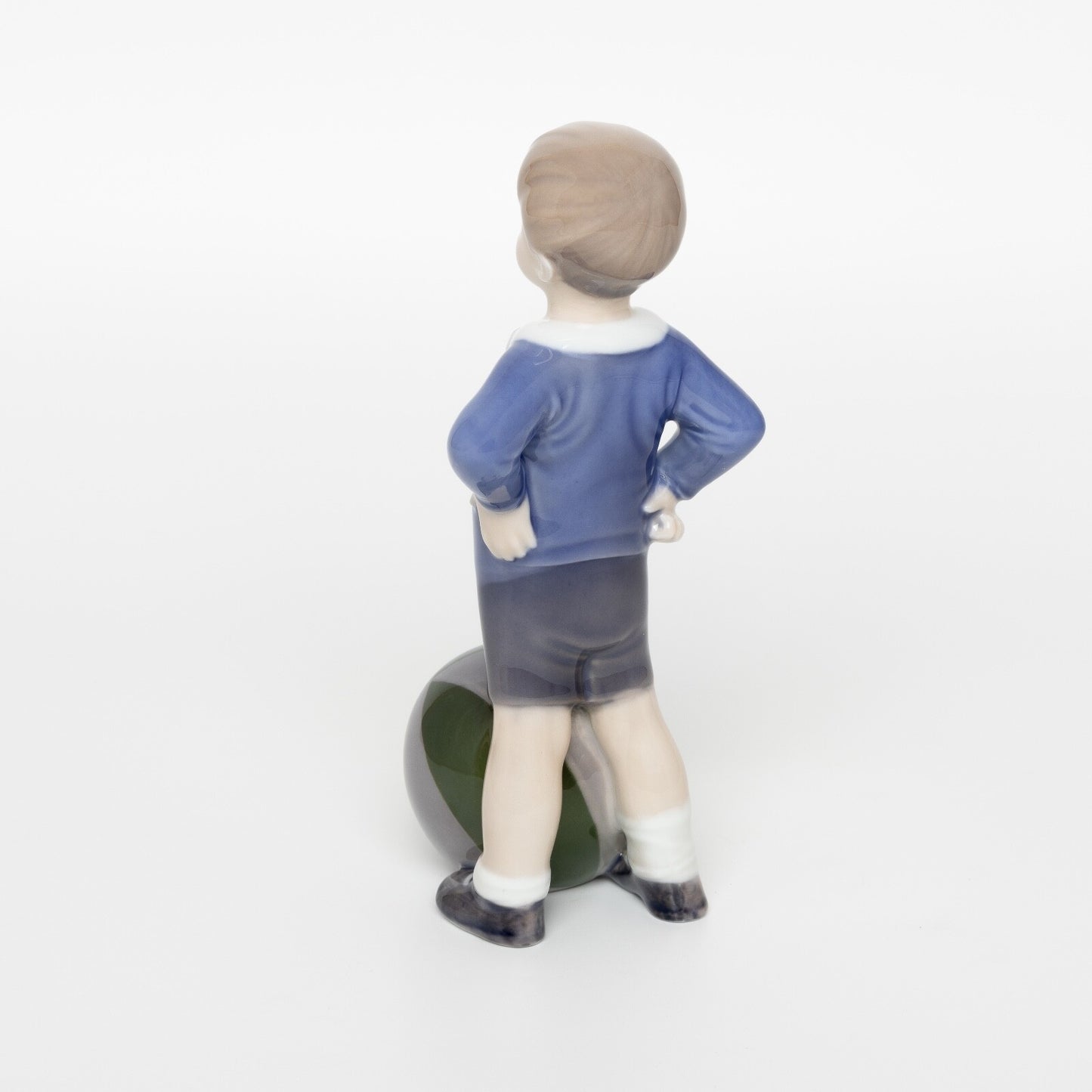 STATUINA PORCELLANA ROYAL COPENHAGEN "Bambino con Palla" COD 3542 CM. 17x7