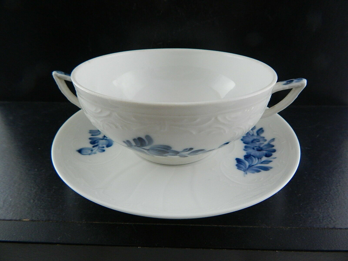 ROYAL COPENHAGEN PORCELLANA JULIANE MARIE FIORI BLU COPPIA TAZZE BRODO DIPINTE