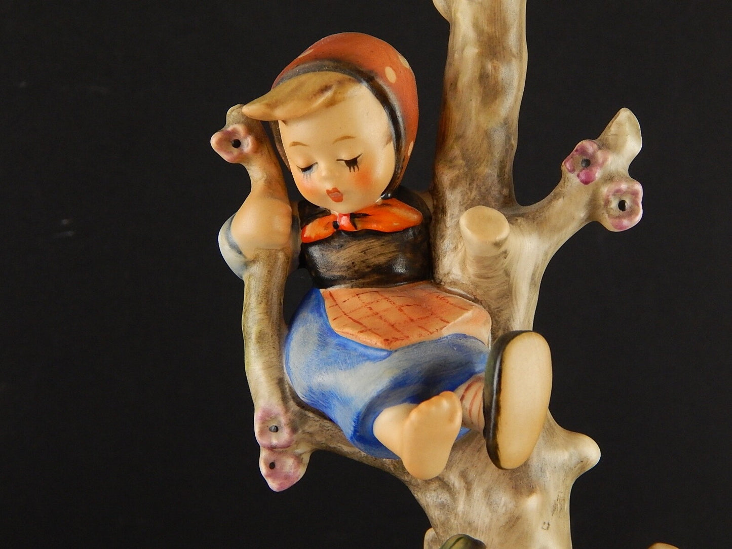 VINTAGE RARA STATUINA PORCELLANA GOEBEL HUMMEL BAMBINA SULL'ALBERO CON CANE