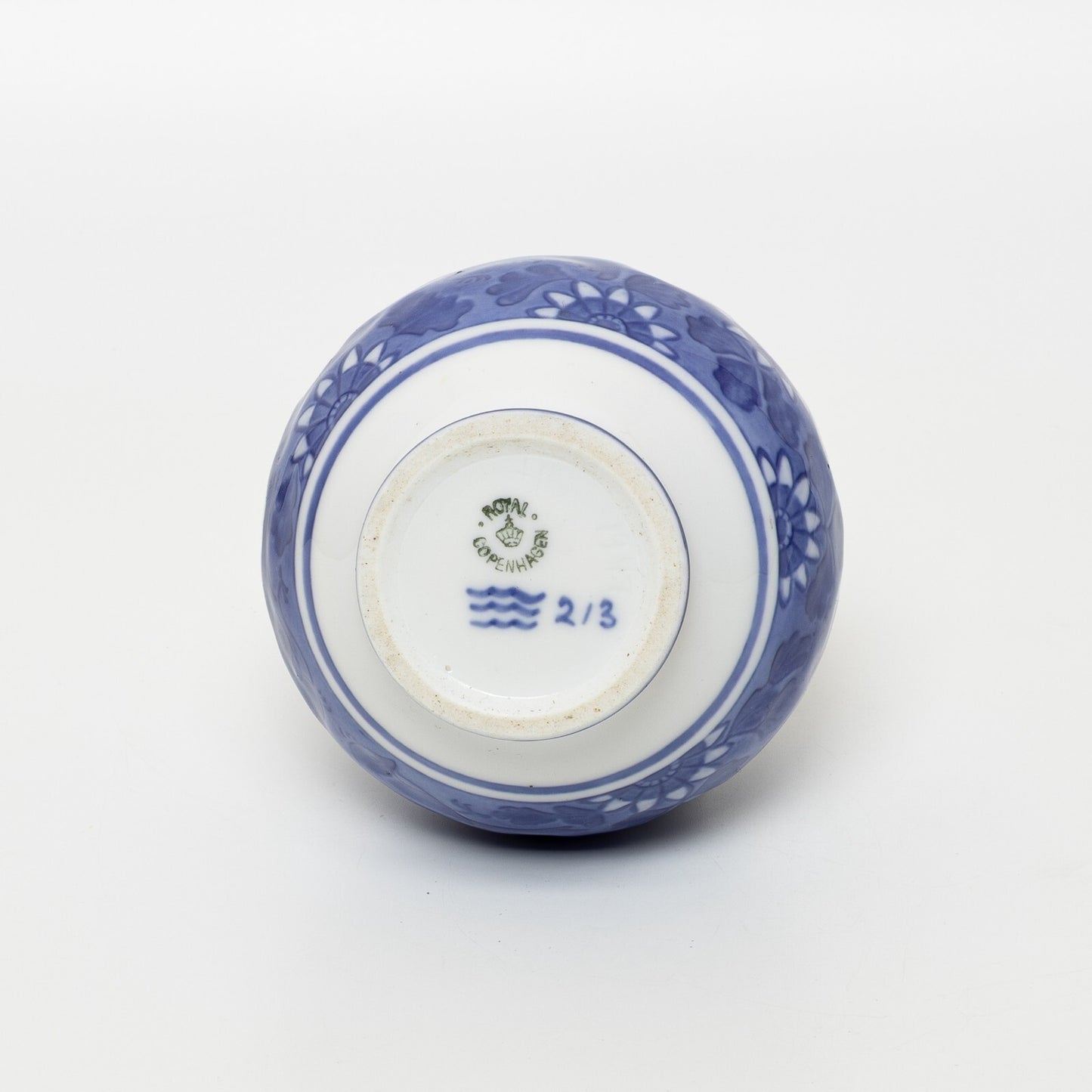 VASO PORCELLANA BIANCO E BLU ROYAL COPENHAGEN RUNDSKUEDAGEN 1918 CM 15 COD 213