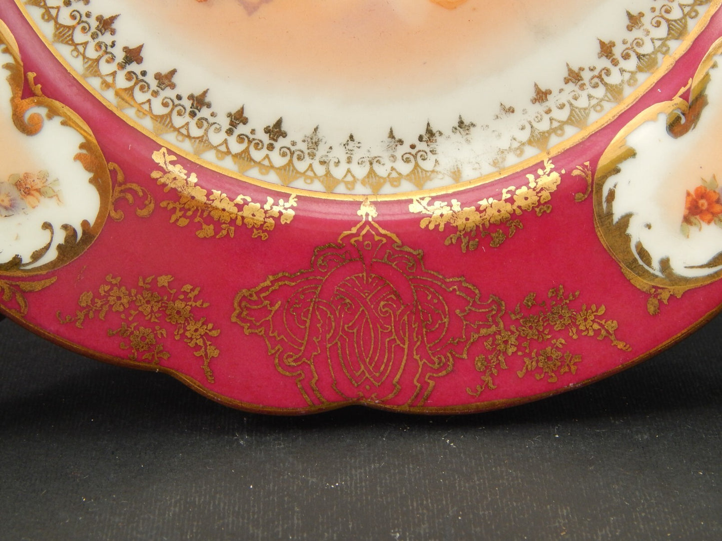 ANTICO PREZIOSO PIATTO DECORATIVO ROMANTICO PORCELLANA VIENNA ROSSO E ORO