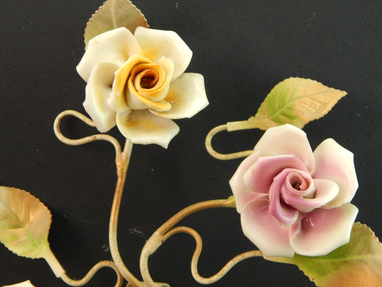 APPLIQUE DUE FUOCHI ANTICA LIBERTY FERRO BATTUTO E ROSE CERAMICA POLICROME