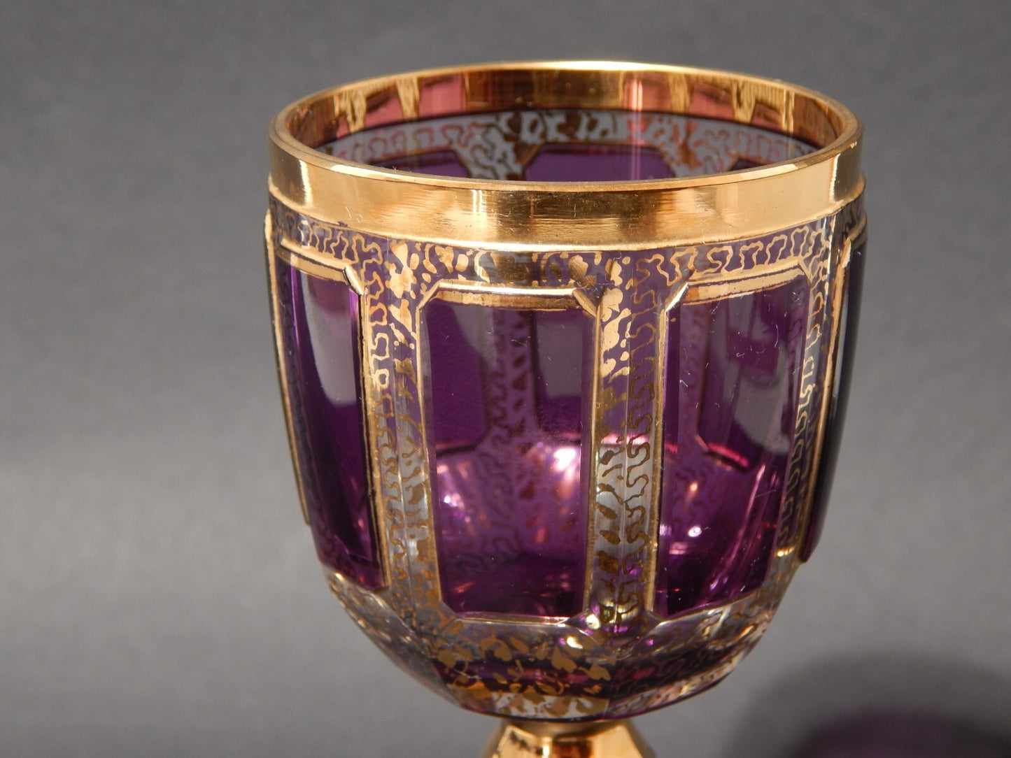 PREZIOSO ANTICO BICCHIERE CALICE CRISTALLO MOSER MOLATO DORATO COLOR AMETISTA