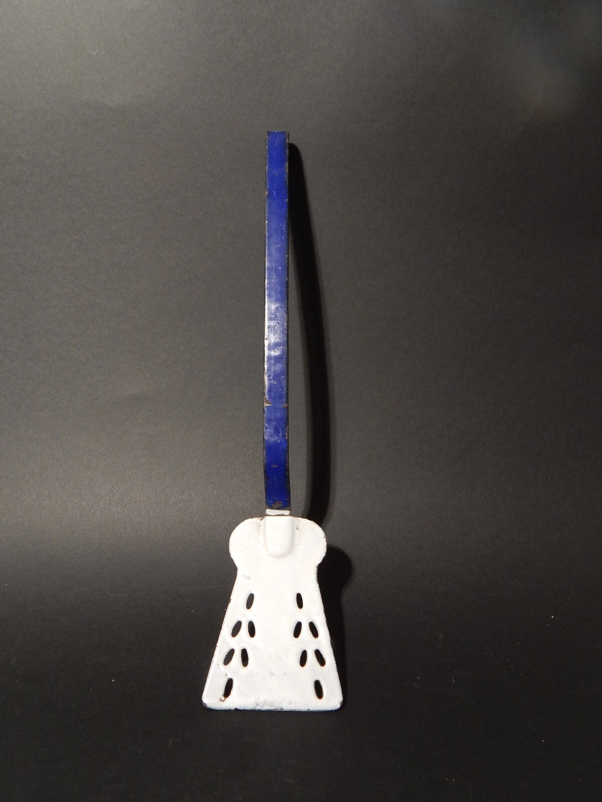 ANTICA PALETTA FORATA IN METALLO SMALTATO BIANCO BLU SHABBY COUNTRY KITCHEN