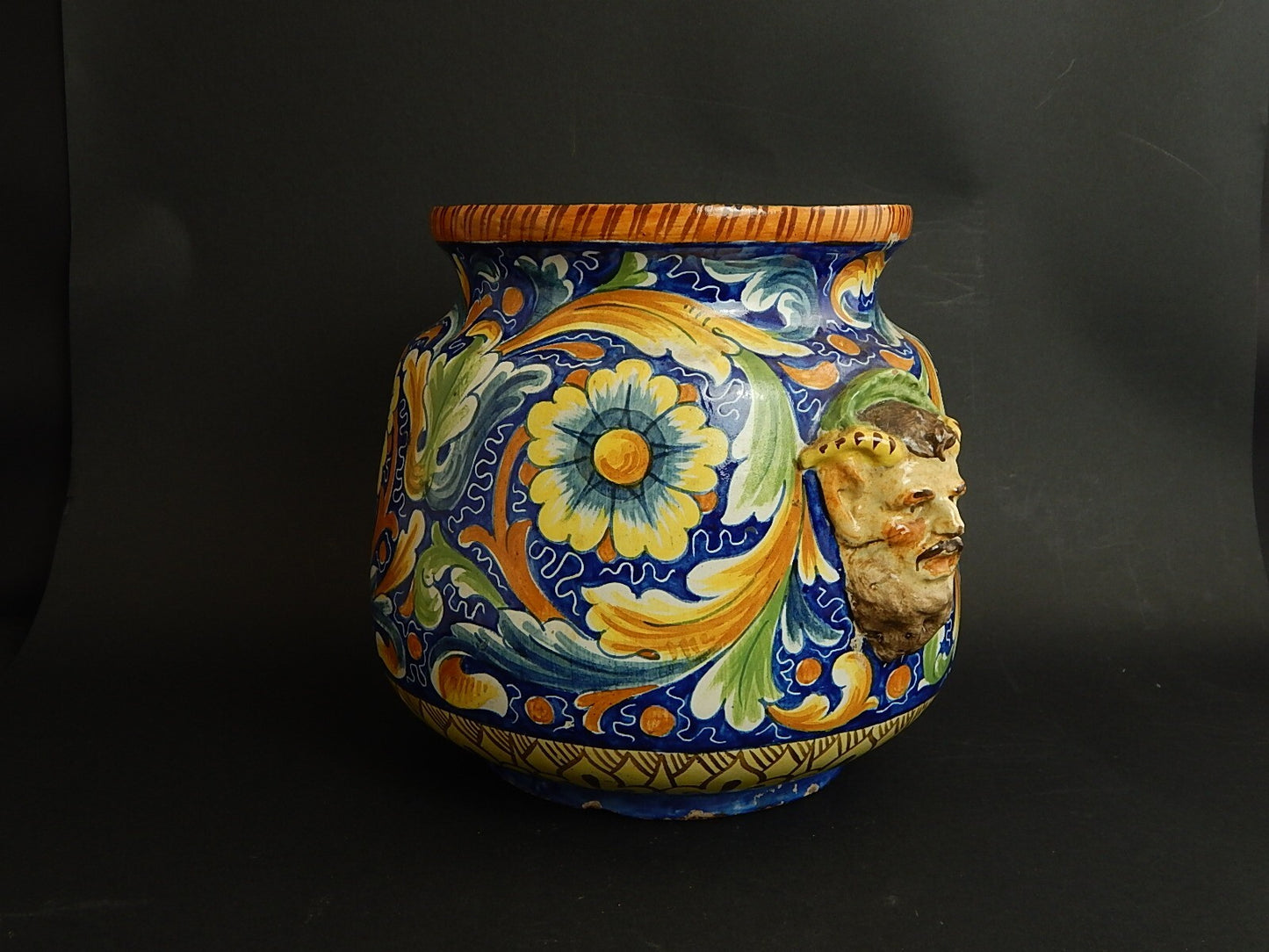ANTICO VASO CACHE POT FIORIERA CON MASCHERONI CERAMICA CALTAGIRONE PRIMO 900