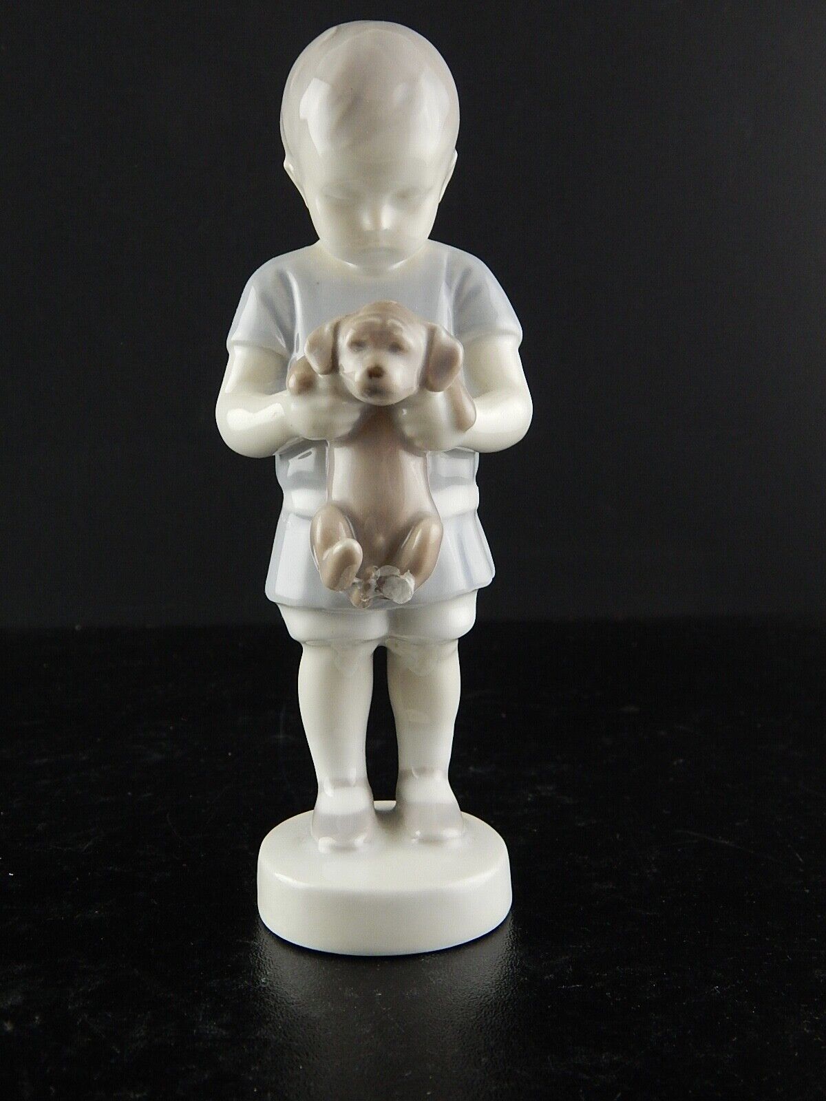 ROYAL COPENHAGEN BING&GRONDAHL STATUINA PORCELLANA RAGAZZO CON BASSOTTO DIFETTO