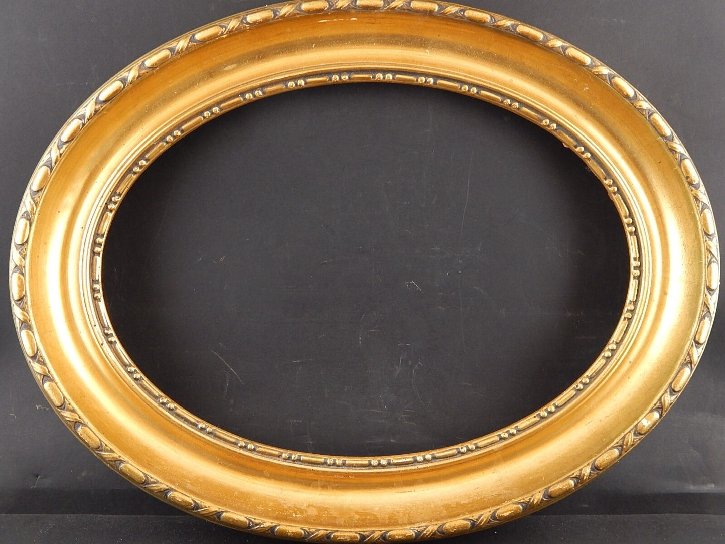 ANTICA CORNICE OVALE DORATA IN GESSO RIFINITA IN PASTIGLIA 1900 LIBERTY