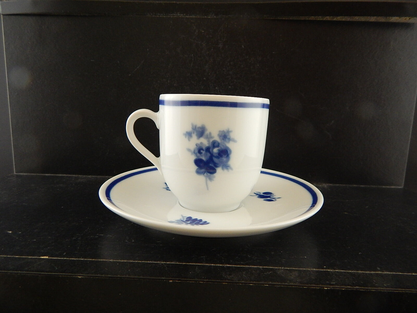 ANTICO RARA TAZZA E PIATTINO PORCELLANA BIANCA FIORI BLU WINTERLING BAVARIA