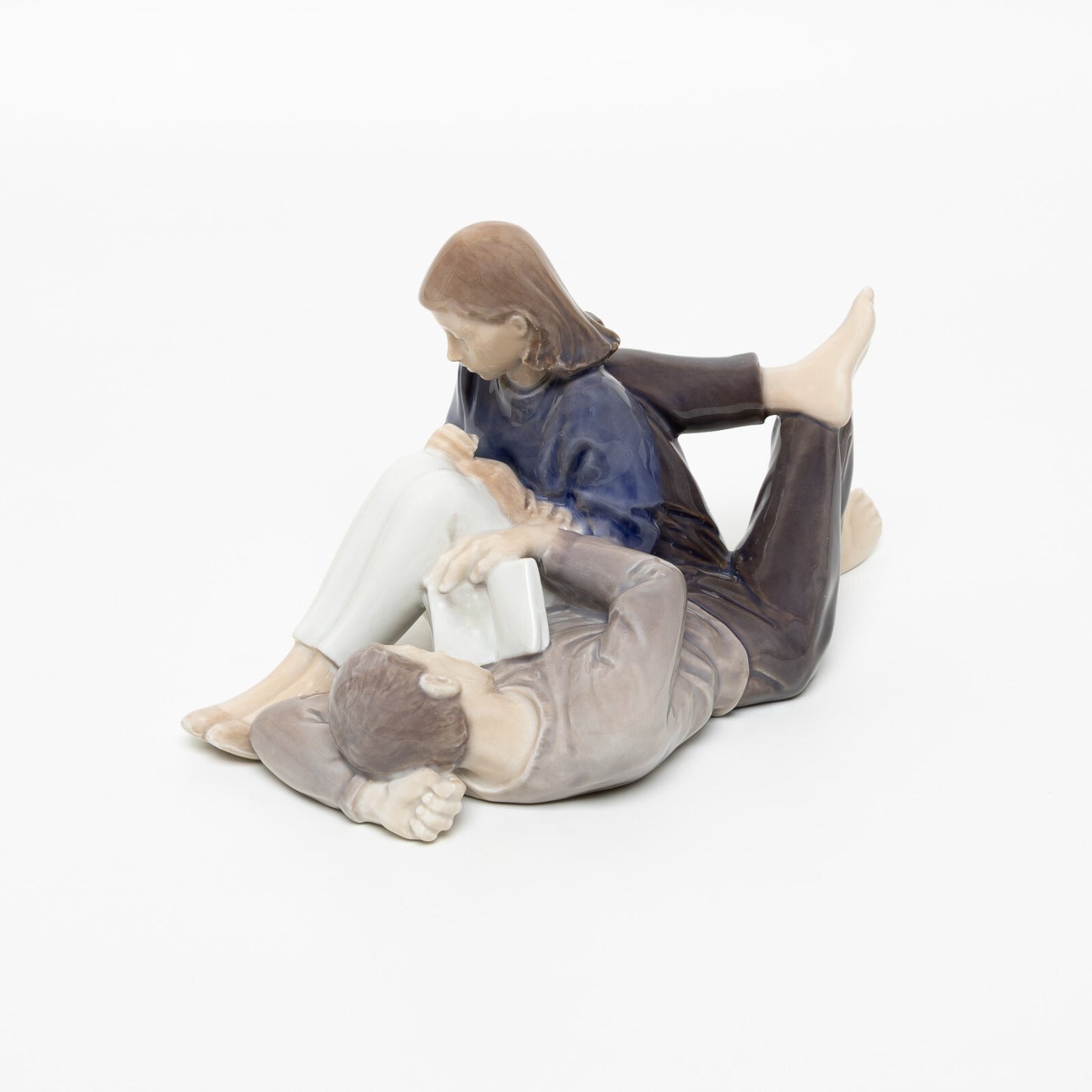 STATUINA PORCELLANA ROYAL COPENHAGEN "Ragazzi Leggono " COD 4649 11x18x11 DIFETT