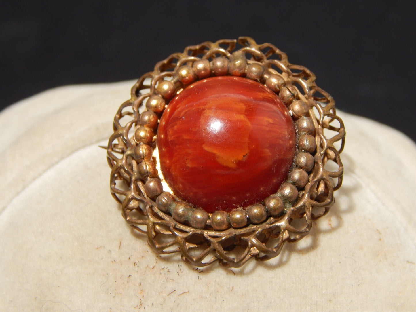 ANTICA SPILLA GIOIELLO IN OTTONE E AGATA ROSSA
