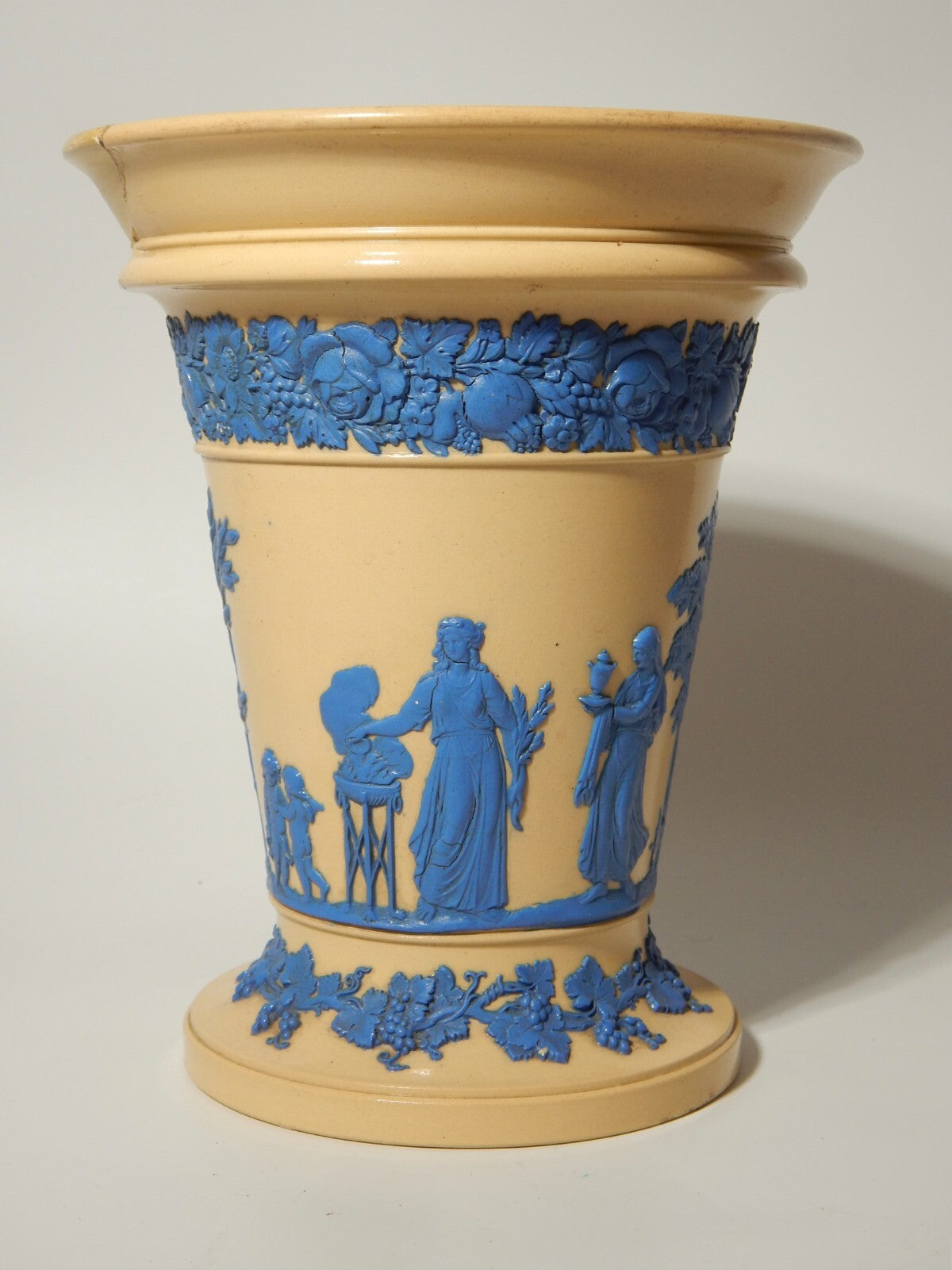 WEDGWOOD ANTICO VASO CERAMICA CREMA CON BASSORILIEVO CLASSICO IN JASPER AZZURRO