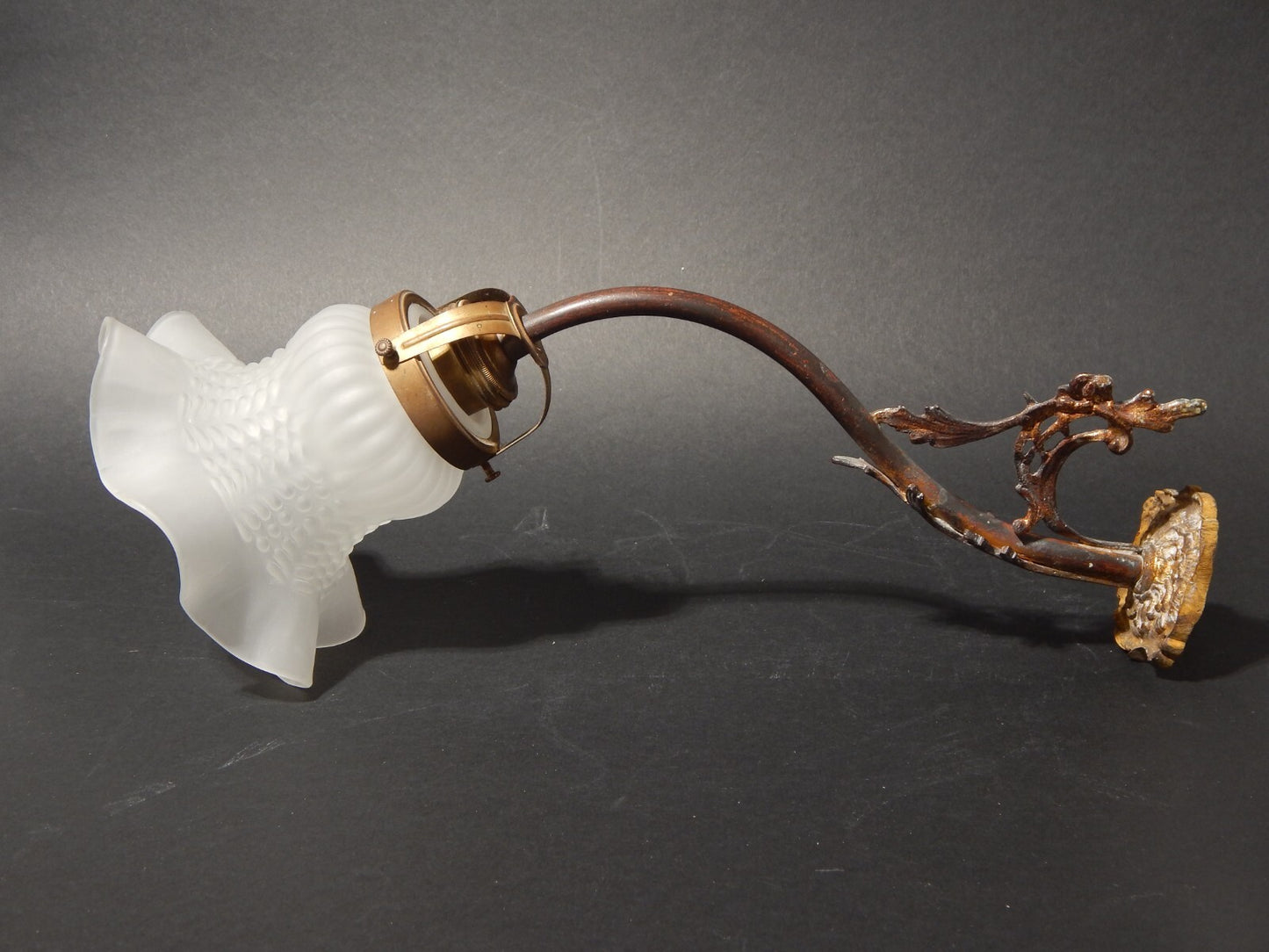 ANTICA LIBERTY APPLIQUE LAMPADA PARETE OTTONE TULIP IN VETRO SATINATO