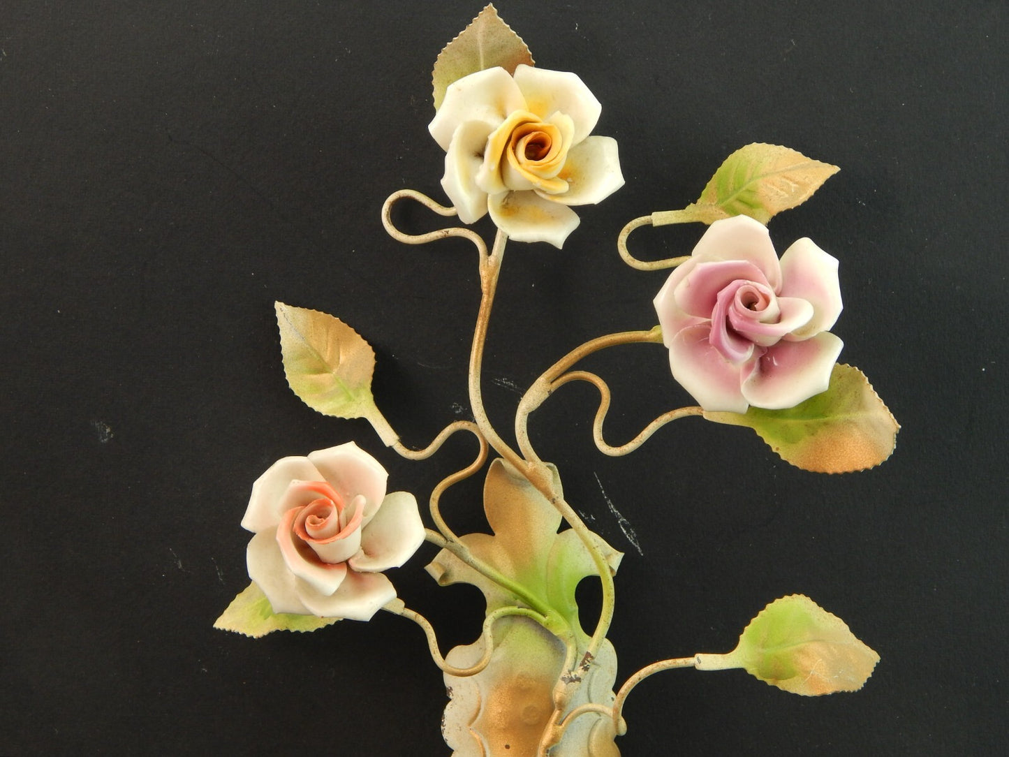 APPLIQUE DUE FUOCHI ANTICA LIBERTY FERRO BATTUTO E ROSE CERAMICA POLICROME