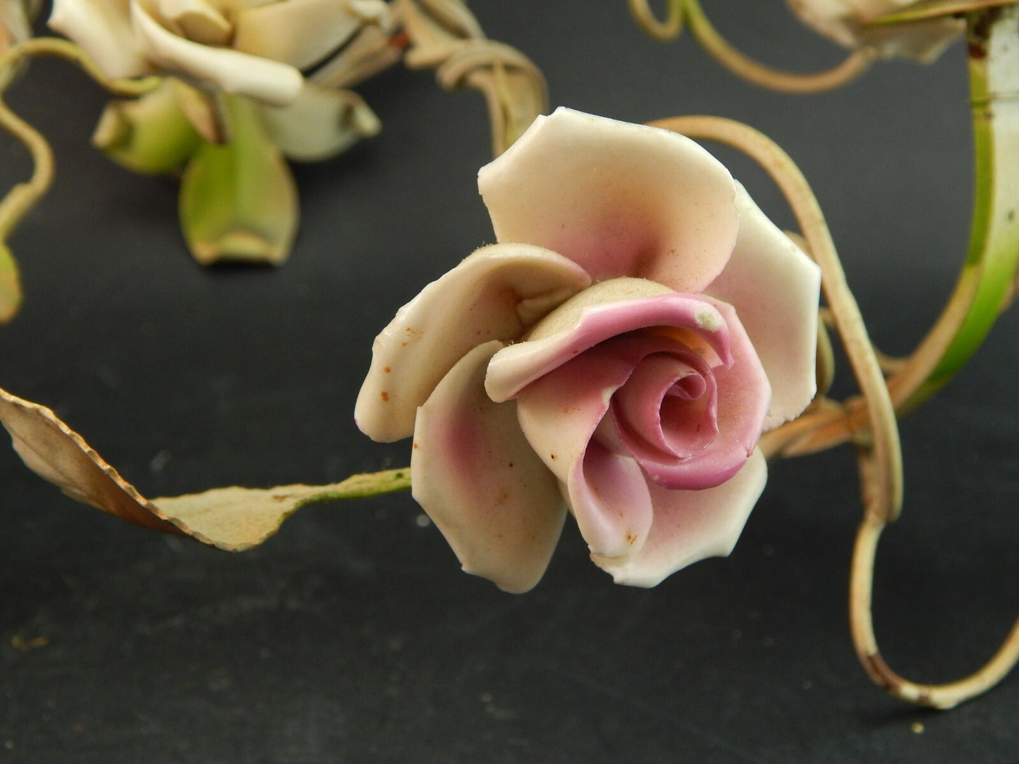 APPLIQUE DUE FUOCHI ANTICA LIBERTY FERRO BATTUTO E ROSE CERAMICA POLICROME