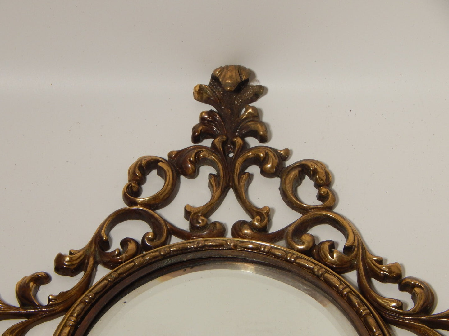 ANTICA APPLIQUE 2 FUOCHI CON CORNICE STILE BAROCCO OTTONE O BRONZO E SPECCHIO