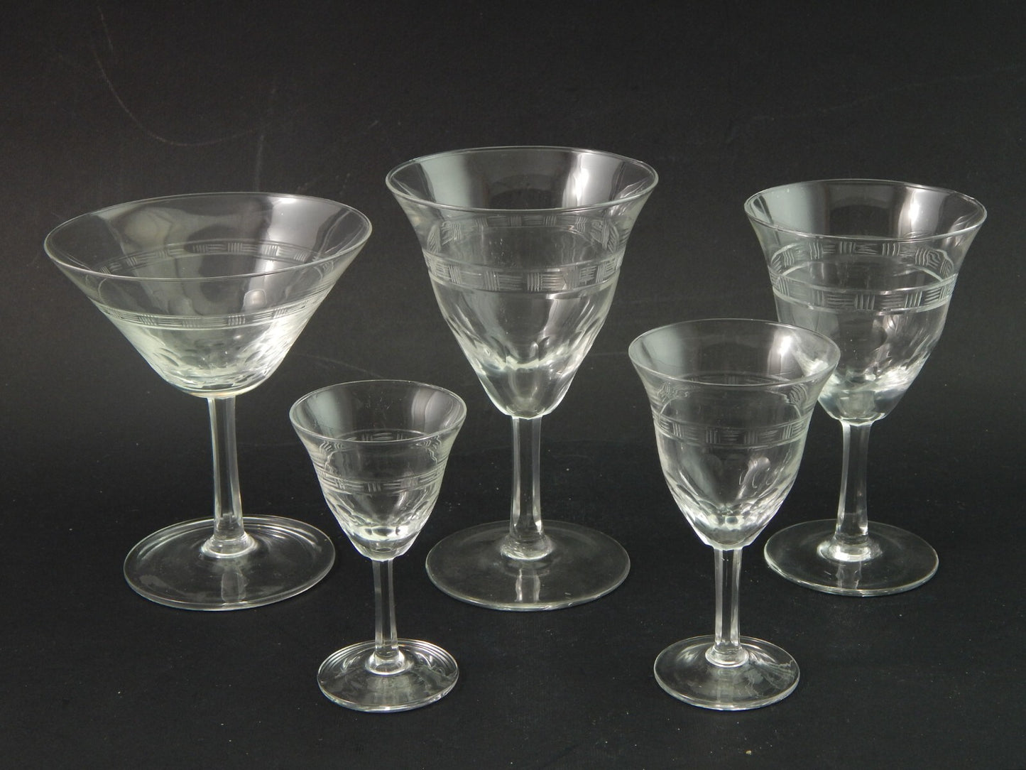 ANTICO ELEGANTE RARO ART DECO SERVIZIO 27 CALICI CRISTALLO INCISO