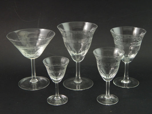 ANTICO ELEGANTE RARO ART DECO SERVIZIO 27 CALICI CRISTALLO INCISO