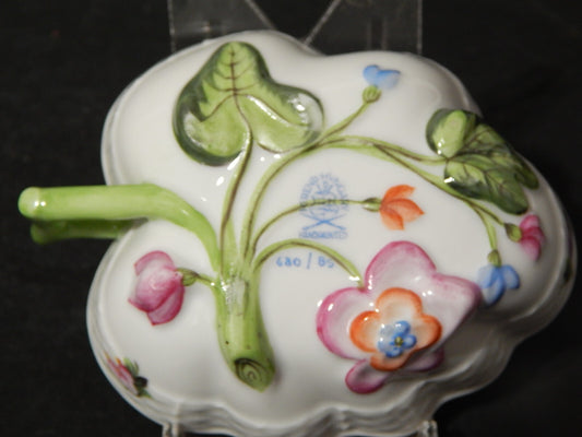 PREZIOSA PORCELLANA HEREND ZUCCHERIERA CIOTOLA A FOGLIA DIPINTA A MANO BOUQUET