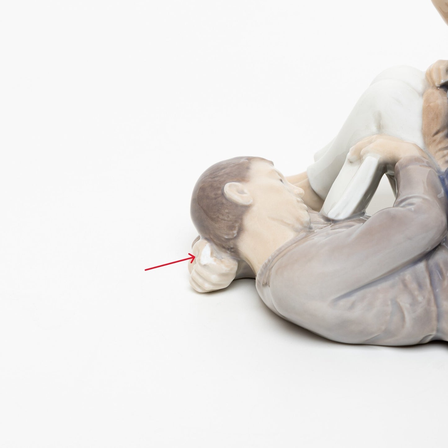 STATUINA PORCELLANA ROYAL COPENHAGEN "Ragazzi Leggono " COD 4649 11x18x11 DIFETT