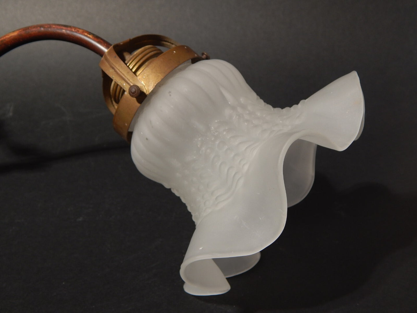 ANTICA LIBERTY APPLIQUE LAMPADA PARETE OTTONE TULIP IN VETRO SATINATO