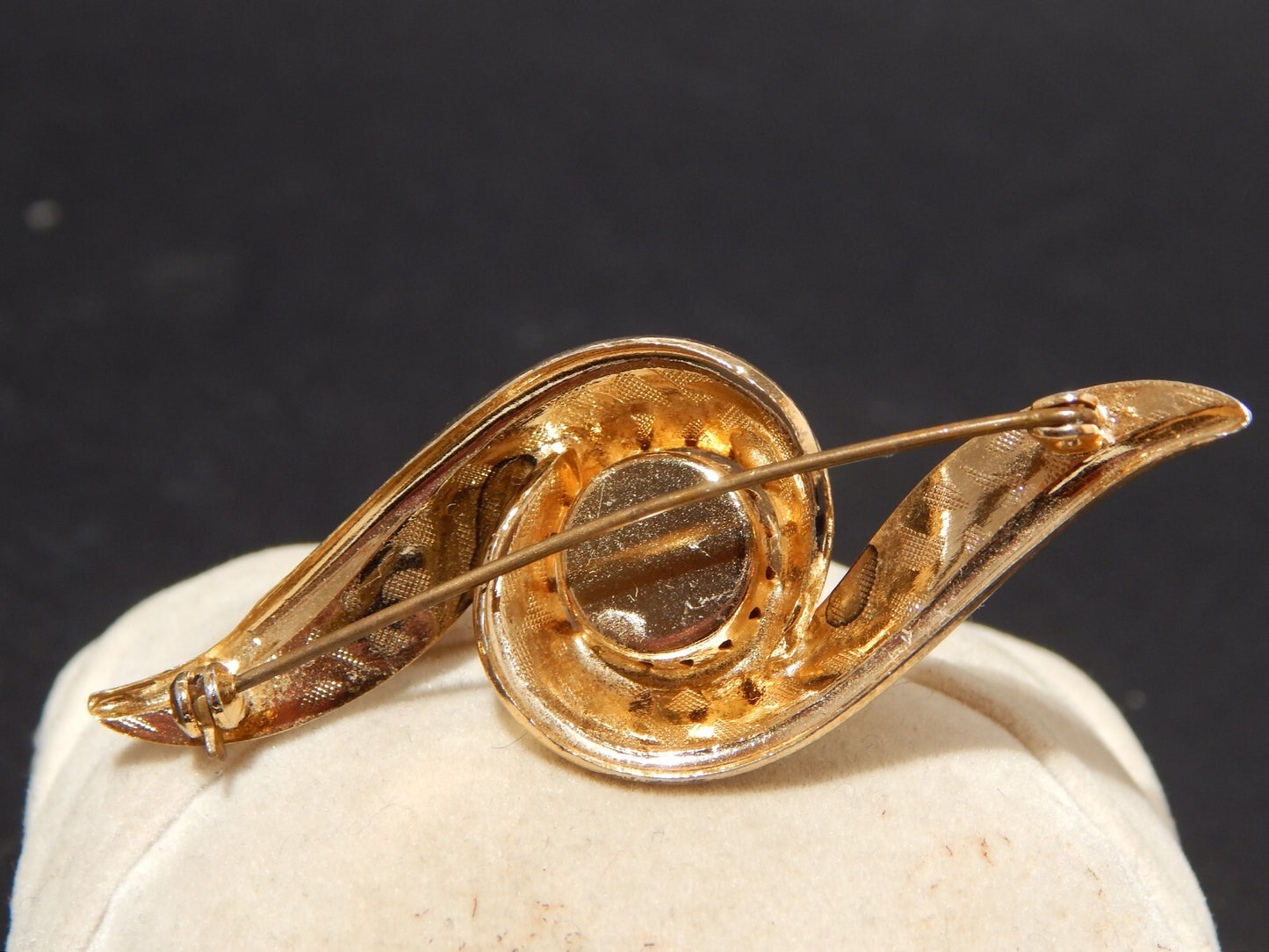 ANTICA SPILLA ART DECO CON DORATURA E CRISTALLO COLOR AMETISTA