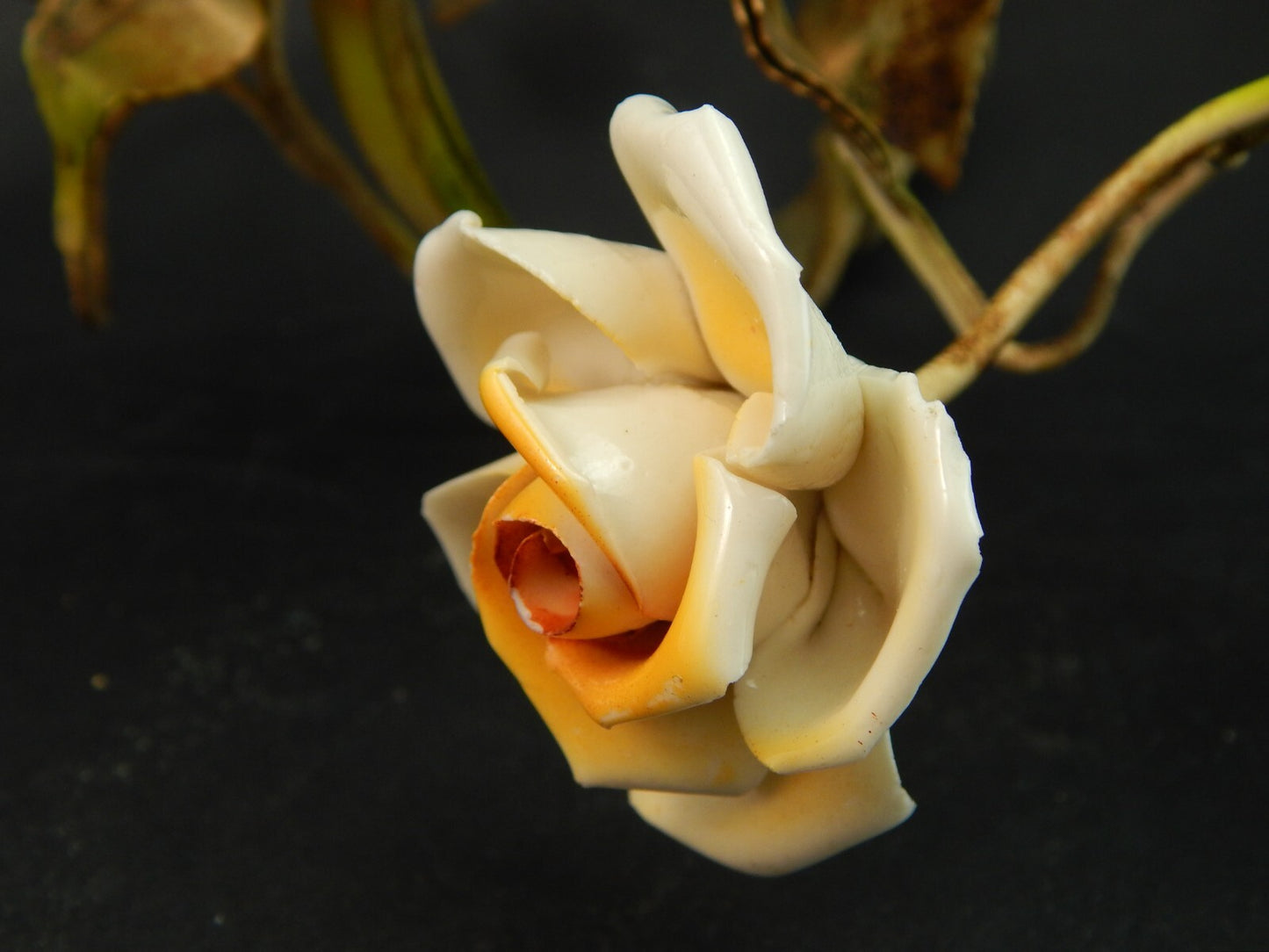 APPLIQUE A TRE FUOCHI ANTICA LIBERTY FERRO BATTUTO E ROSE CERAMICA POLICROME