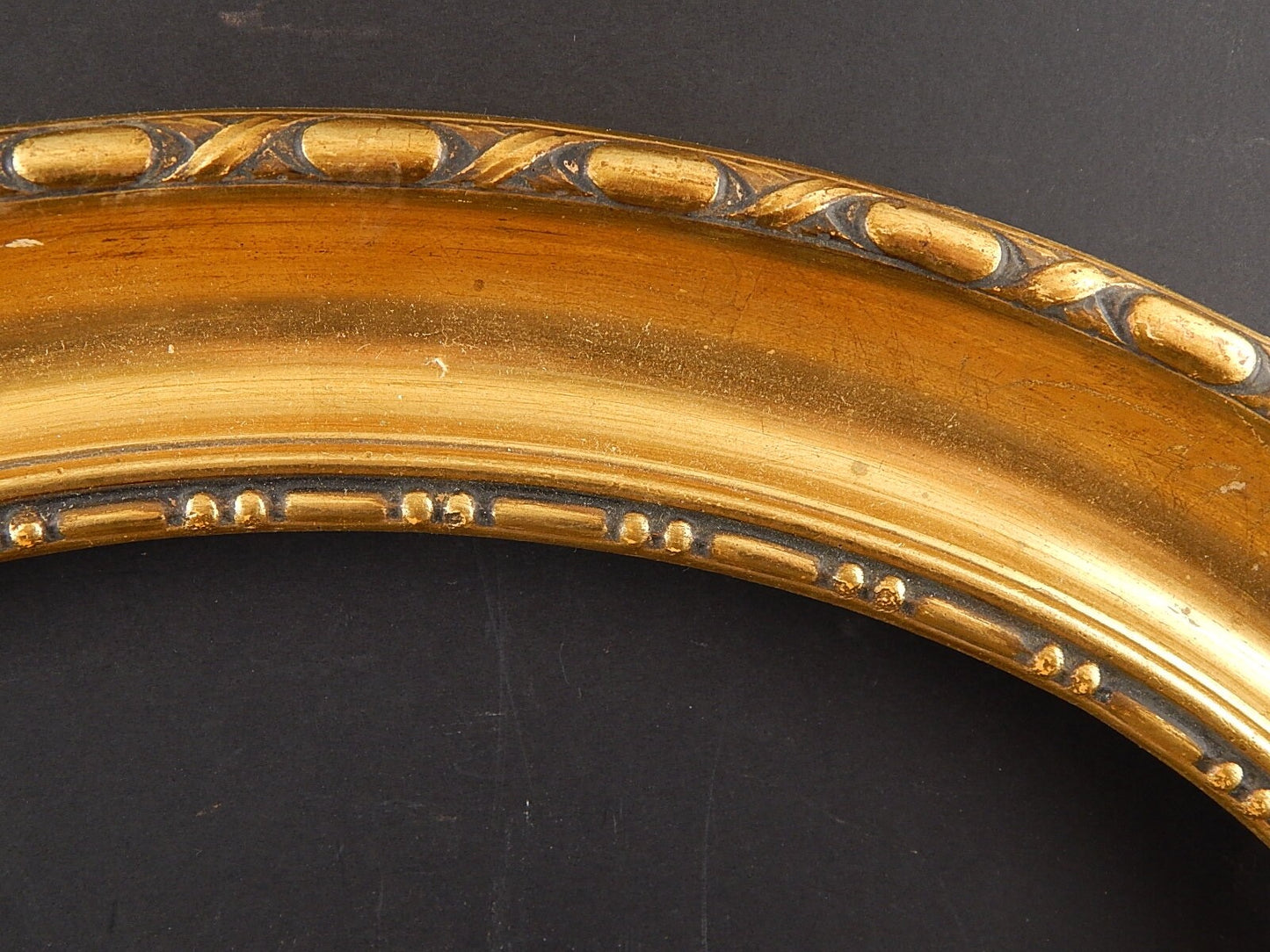 ANTICA CORNICE OVALE DORATA IN GESSO RIFINITA IN PASTIGLIA 1900 LIBERTY