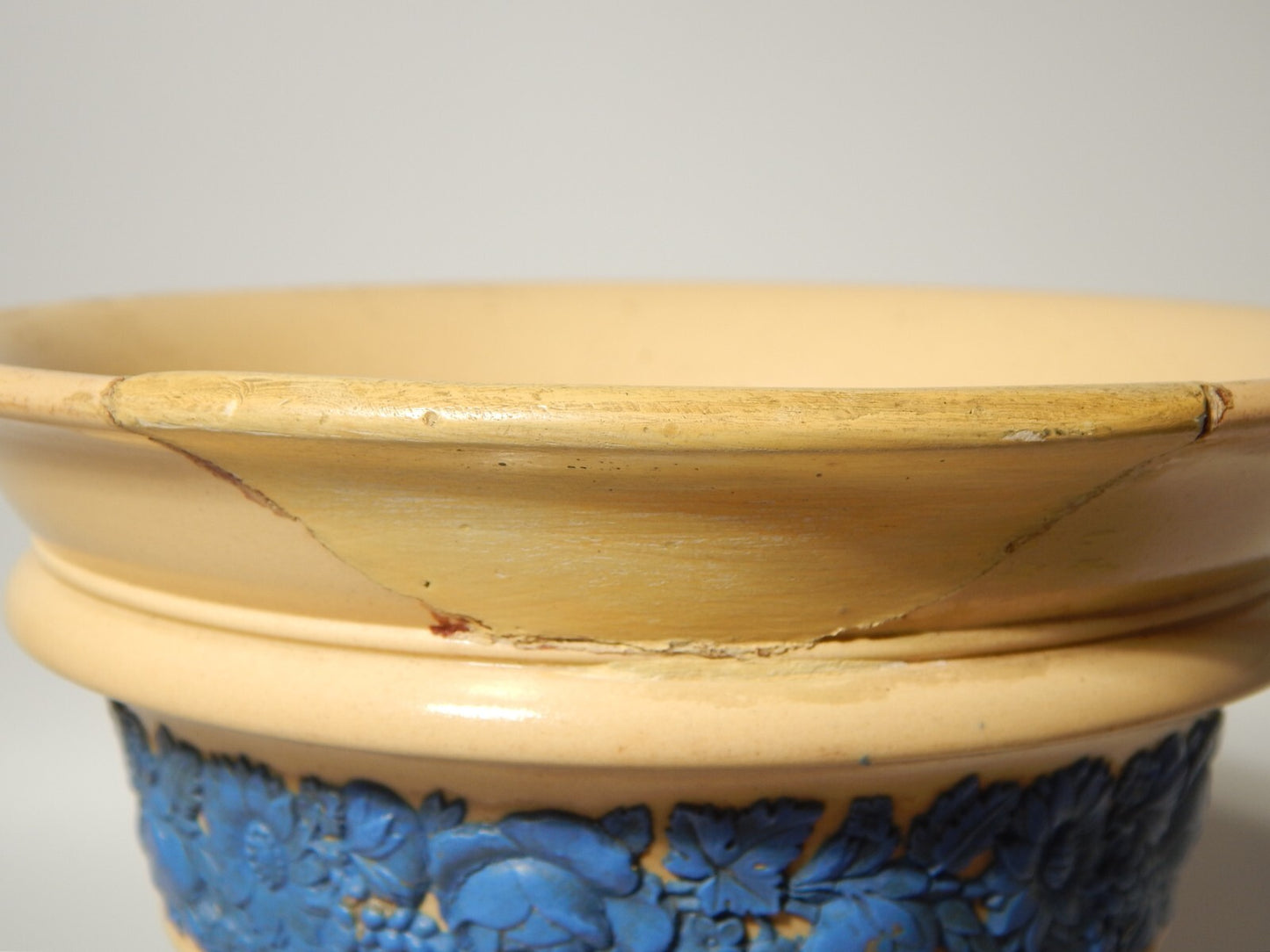 WEDGWOOD ANTICO VASO CERAMICA CREMA CON BASSORILIEVO CLASSICO IN JASPER AZZURRO