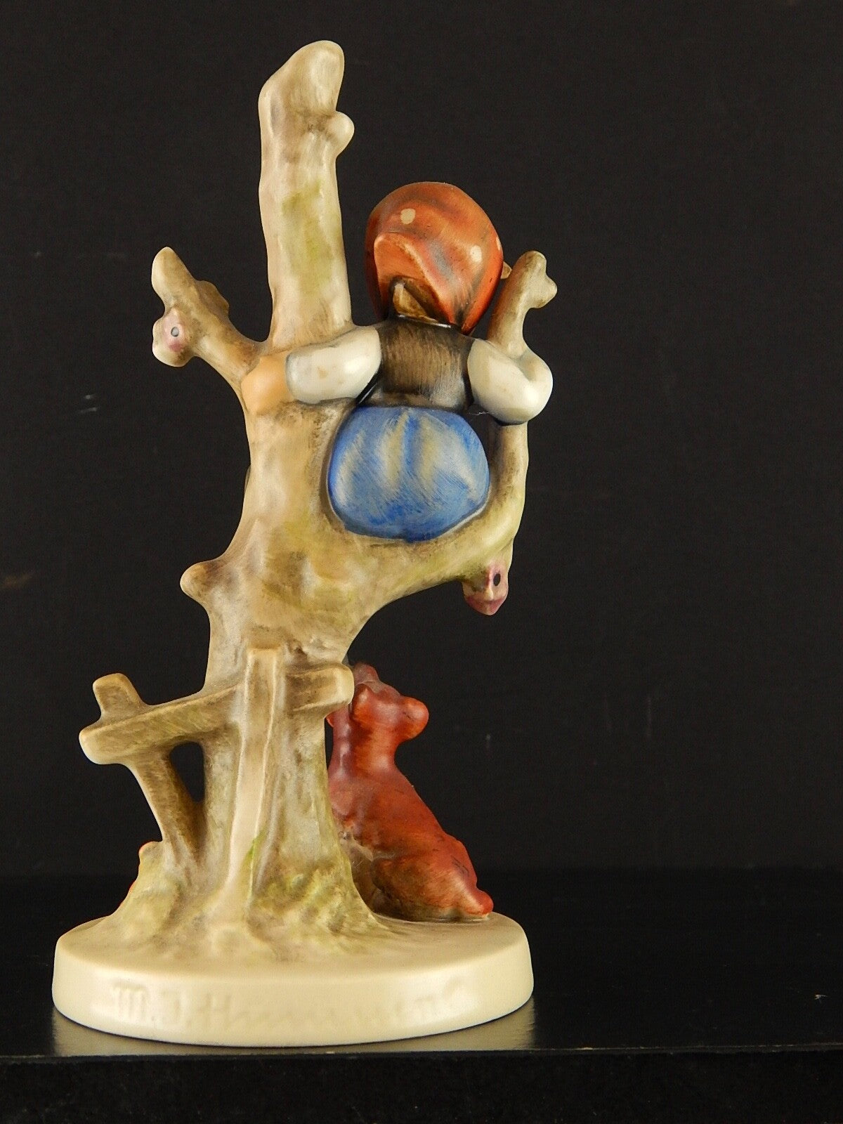 VINTAGE RARA STATUINA PORCELLANA GOEBEL HUMMEL BAMBINA SULL'ALBERO CON CANE