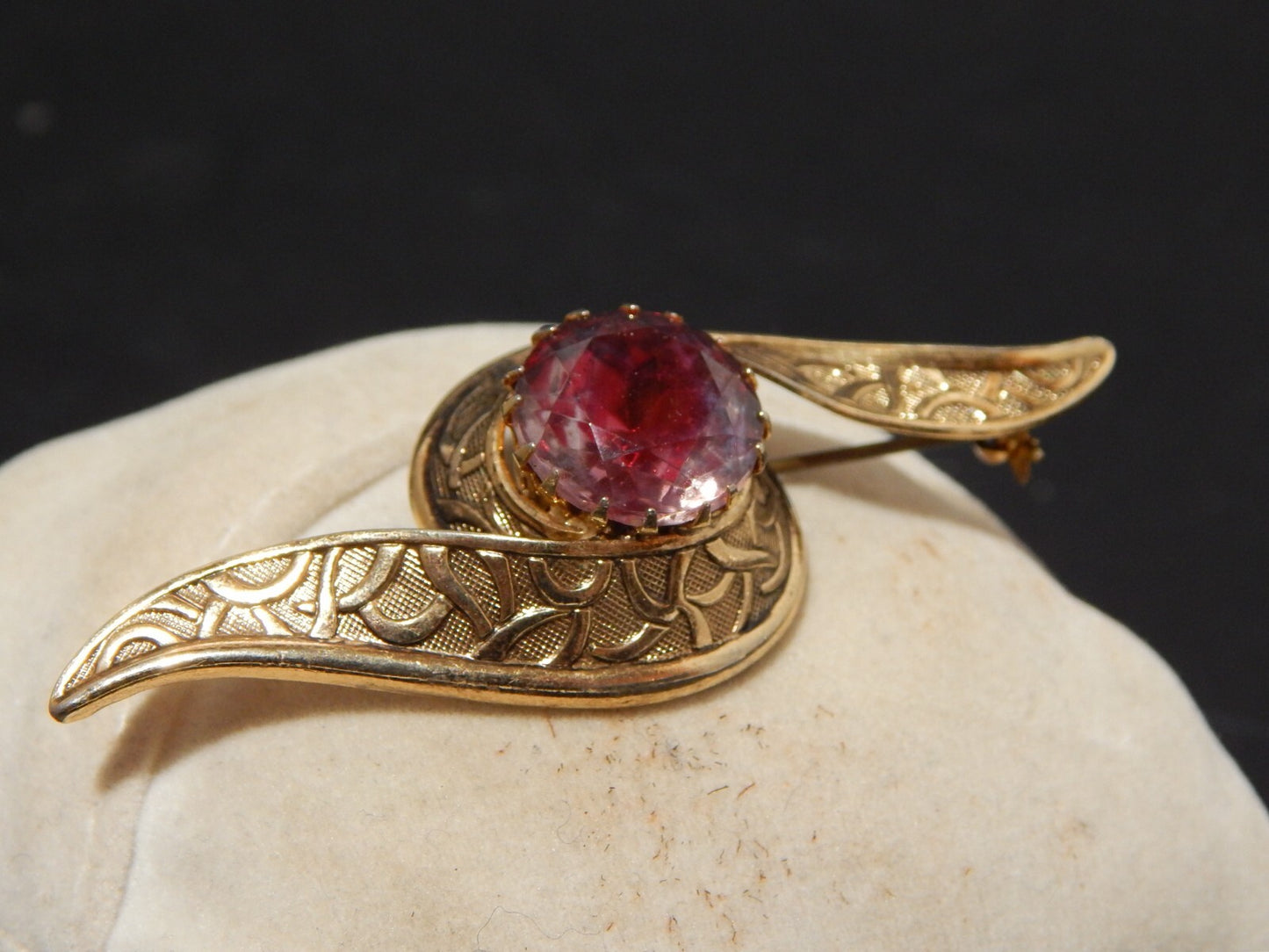 ANTICA SPILLA ART DECO CON DORATURA E CRISTALLO COLOR AMETISTA