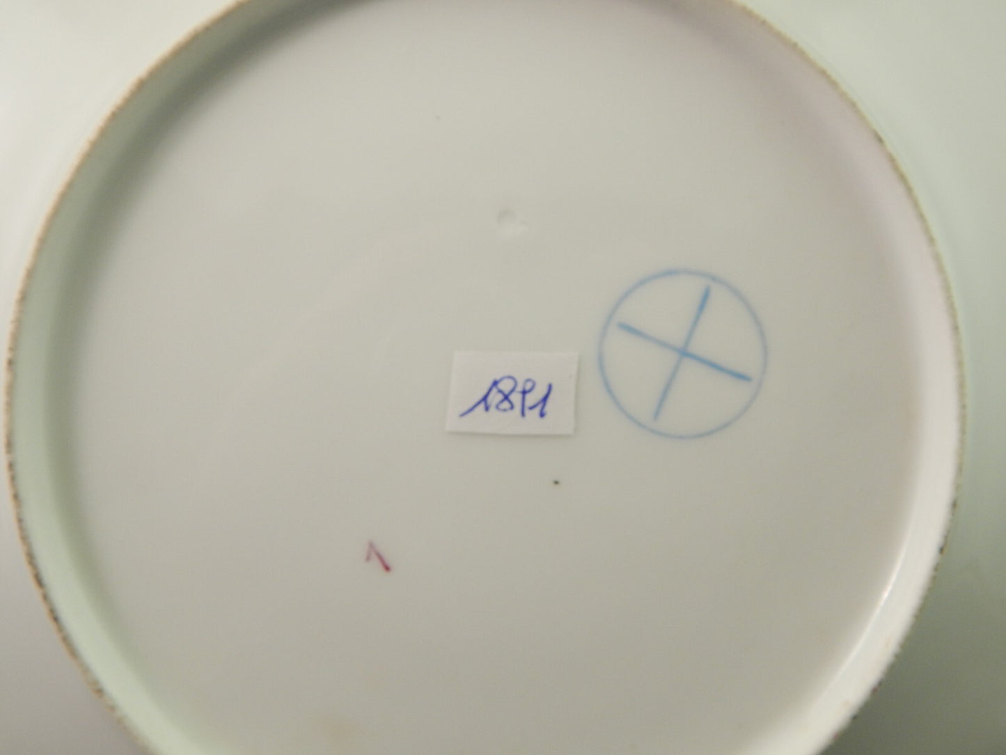 ANTICO PREZIOSO PIATTO DECORATIVO ROMANTICO PORCELLANA VIENNA ROSSO E ORO #1891