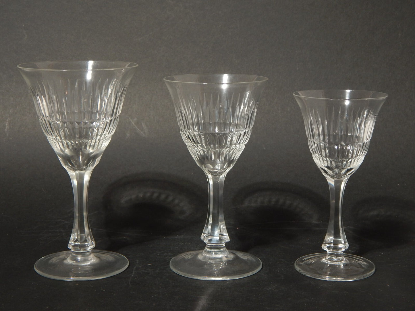 ANTICO ART DECO ELEGANTE SERVIZIO 18 BICCHIERI CALICI VETRO MOLATO