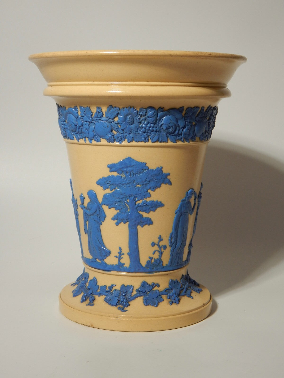 WEDGWOOD ANTICO VASO CERAMICA CREMA CON BASSORILIEVO CLASSICO IN JASPER AZZURRO