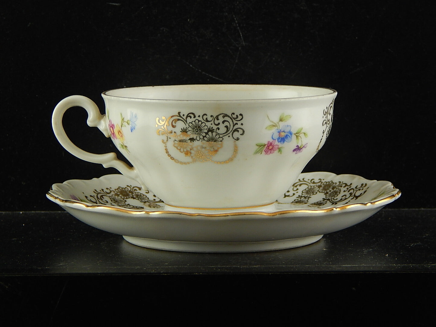 ANTICA TAZZA TE' PORCELLANA BIANCA ARABESCHI ORO BAVARIA SELTMANN THERESIA DALIA