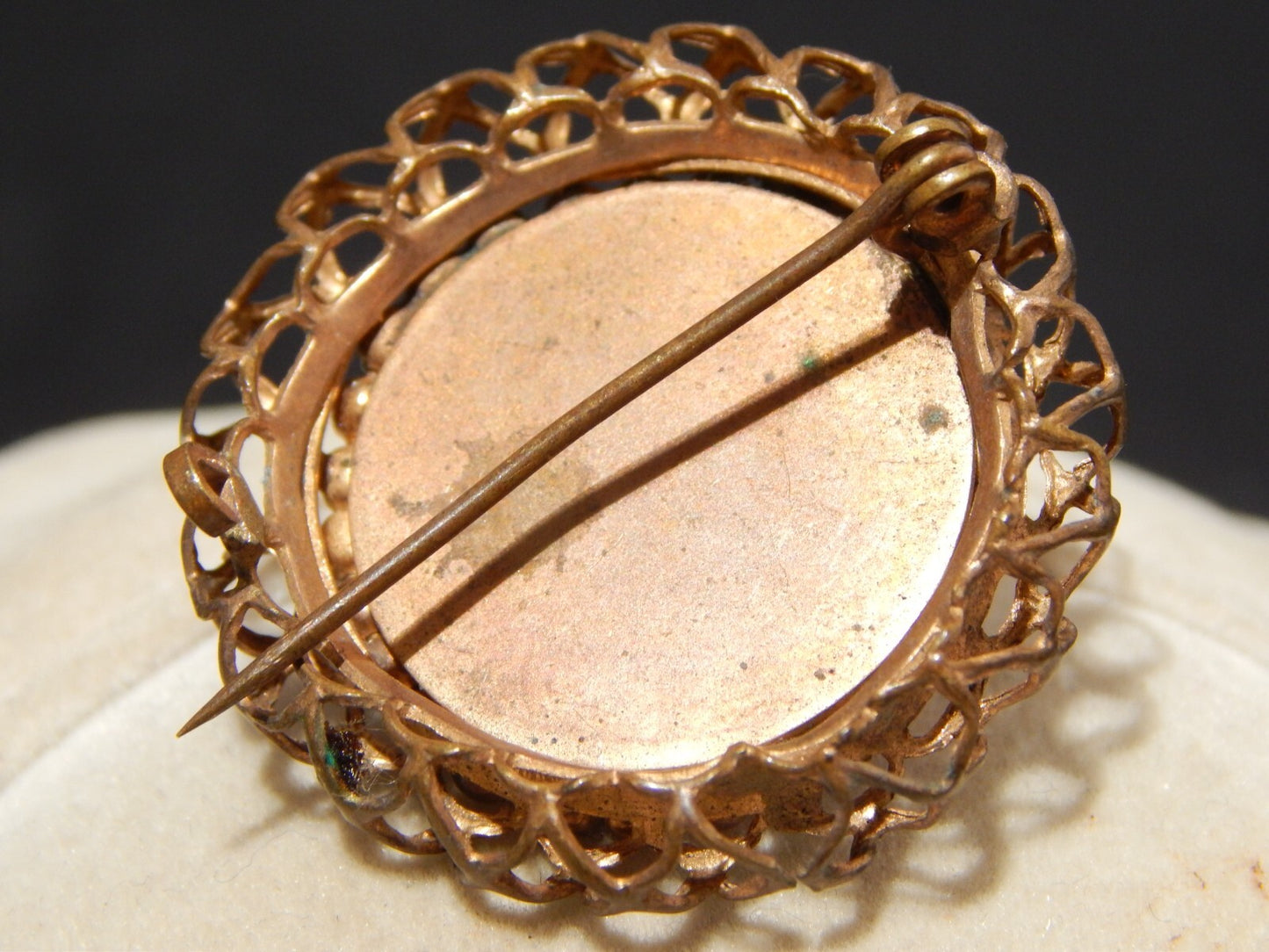 ANTICA SPILLA GIOIELLO IN OTTONE E AGATA ROSSA