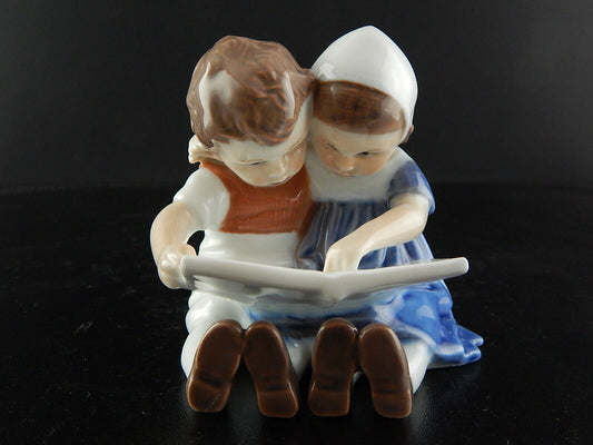 ROYAL COPENHAGEN STATUINA PORCELLANA BAMBINI CHE LEGGONO 402 PRIMA SCELTA