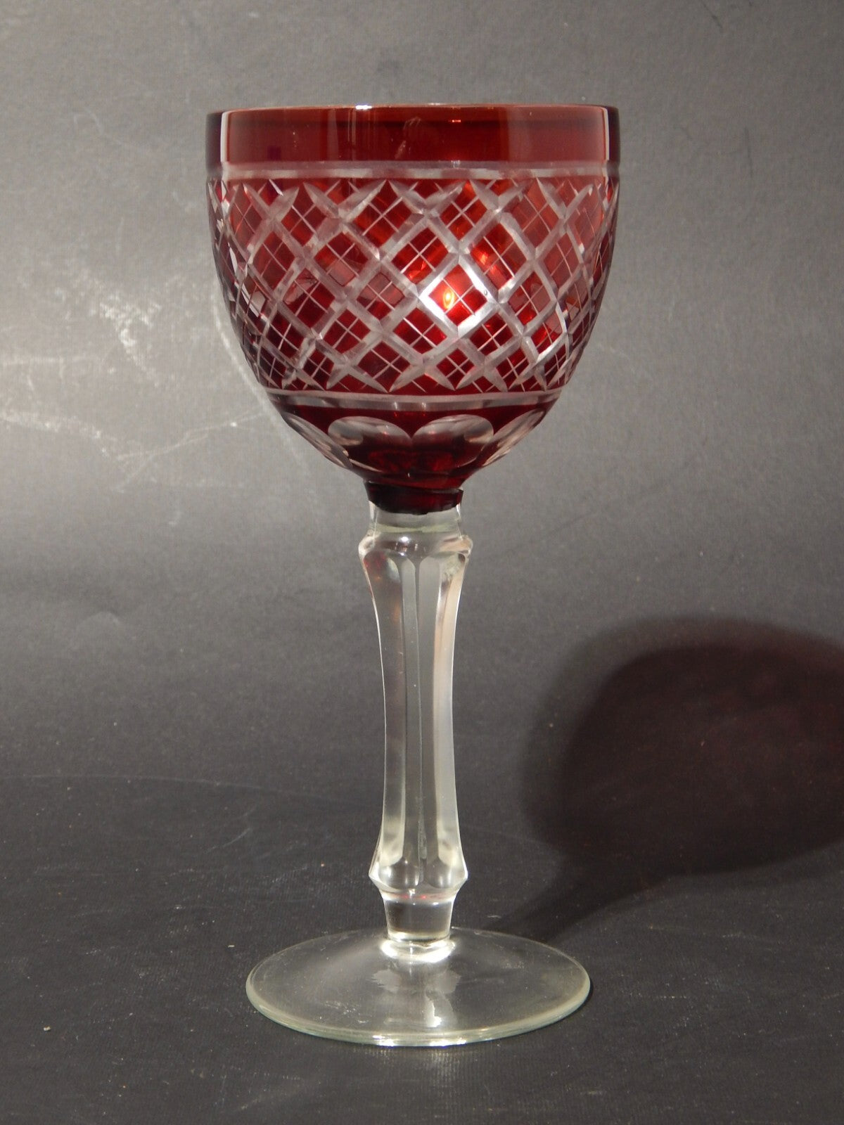 PREZIOSO ANTICO BICCHIERE CALICE CRISTALLO PESANTE BOEMIA MOLATO ROSSO RUBINO